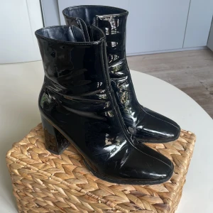 Klackskor från NA-KD - Lack klackskor från Na-kd. Stl 40. Har några jack i lacken (kan ses i bilderna). Förutom det så är de i gott skick.