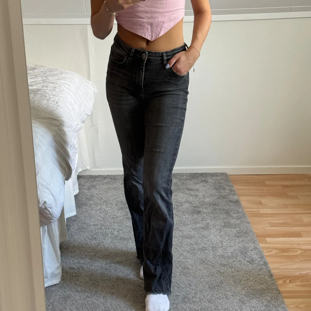 Säljer mina slutsålda ONLY jeans🌸 De har slits i benslutet och är så snygga! Storlek m/30 (jag är 164 cm lång). Jeans & Byxor.