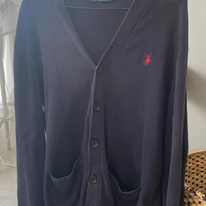 Ralph lauren cardigan - En sjukt fett Ralph lauren cardigan, skick 8/10 ny pris 2500 men säljer den nu för 400