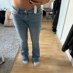 low waist jeans bootcut  - Säljer dessa jätte fina jeans då de inte kommer till användning! De är lågmidjade och utsvängda med en perfekt denim blå färg. Storlek S, för referens är jag 162 cm lång!