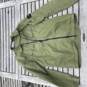 Stone Island Overshirt - Mörkgrön stone island overshirt i storlek small. Den har använts med omsorg och är i gott skick. 