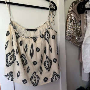 Söt topp - One shoulder topp från zara! Jättefint mönster🙏🏼 Endast använd ett fåtal gånger! Använd gärna köp nu💞💞