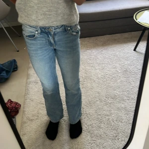 Ljusblå jeans - Säljer ett par ljusblå jeans i bra skick. De har en klassisk straight fit och är perfekta för vardagsbruk. Jeansen har en knapp och dragkedja framtill samt fickor både fram och bak.