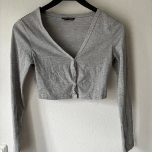 Kofta - Jätte fin kofta från shein dock aldrig använd då den var förliten  Köpt för 89kr men säljer för 40kr