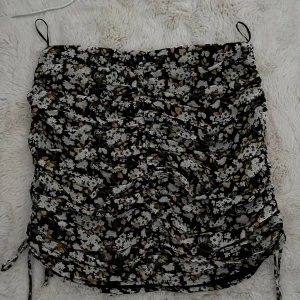 Blommig kjol från Gina Tricot  - Blommig kjol från Gina Tricot i storlek 36. Aldrig använd 