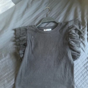 Tröja rib med volanger - Säljer denna fina Zara tröjan i st M jag säljer den på grund av ingen användning jag har använt den typ 2 gånger så den är i ett väldigt bra skick.