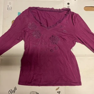 Långärmad topp - Fin topp med lila glittriga detaljer💓Ärmarna är uppsydda (inte av mig) så de blir lite trekvarts nästan 