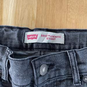 Straight jeans från Levis i strl 164, mycket bra skick 