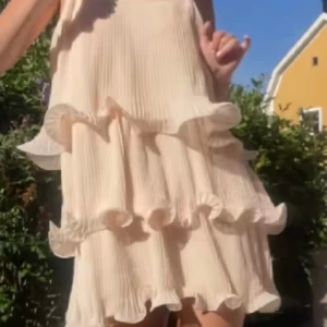 Hm klänning  - Säljer denna super fina klänning från hm, knappt använd och inga defekter❤️