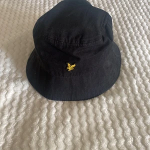 Lyle and scott bucket hat - Bra skick inte så använd bucket har från lyle and scot
