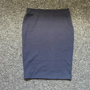 Mörkblå kjol  - En jätte fin mörkblå kjol. Den är för liten och aldrig använd. 