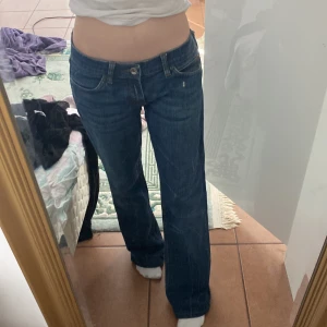 Lågmidjade jeans  - Midjemåttet är 40 cm och innerbenslängden är 75 cm. Kan tyvärr inte frakta utan bara mötas upp i Malmö! 💗