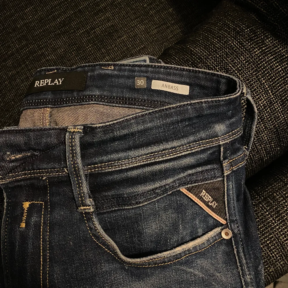 Skit snygga jeans från Replay | Modell Anbass storlek 30/30 alltså längd 30 och midja 30. 8/10 skick sparsamt använda✅ . Jeans & Byxor.