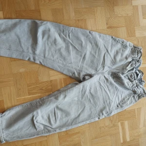 Jeans - Gråa jeans, baggy i passform och med "scrunch" i midjan.