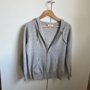 Grå Kashmir zip-hoodie  - Säljer en otroligt snygg och mjuk Kashmir hoodie från märket Davida Cashmere. Köpte den här på Plick men den är för liten för mig. Den är i storlek L men passar som en S/M, uppskattningsvis passar den dig som är 173-180. Bara att höra av sig vid minsta fråga🙌🏼