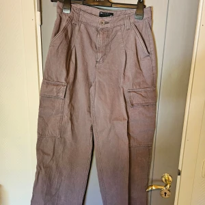 Grå cargobyxor från ASOS DESIGN - grå cargobyxor från ASOS DESIGN. De är i storlek XS, petite. väldigt bra skick. sista bilden visar hur dom ser ut på modellen