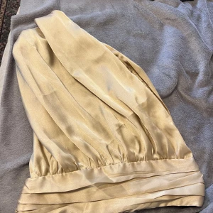 Satin one shoulder top  - Aldrig använd. Storleken är 32 men passar 34 också