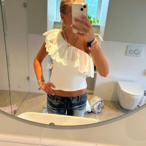 Supergullig topp❣️ - Säljer denna supergulliga one shoulder toppen ifrån zara💞 Är i storlek 164 men eftersom den är stretchig så passar den både en M och S❤️