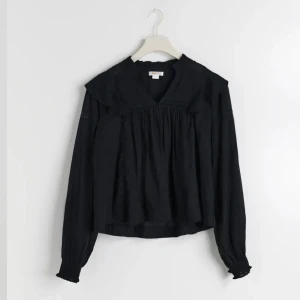 Svart blus  - Svart blus från ginatricot! Den är i bra skick och bara använd några gånger, ingen slitage på den och ser ny ut. Nypris 280kr och jag står it för frakten på denna blus. Kan också ses i Skåne.💞