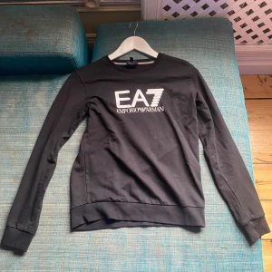 Armani tjocktröja  - Armani tjocktröja svart, använd 