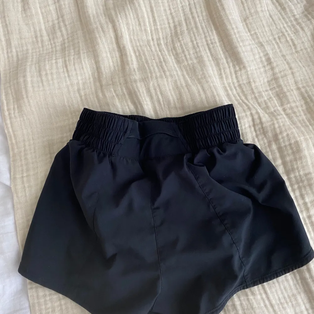 Träningshorts frn nike i svart som knappt är använda, priset kan diskuteras och de är stretchiga så skulle säga att de passar mellan Xxs-m. Shorts.