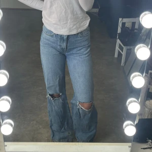 Blå jeans med slitningar - Säljer ett par blå jeans ifrån lager 157 i storlek XXS. använda 1 gång så dom är i super bra skick!