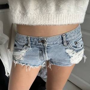 lågmidjade shorts - assnygga shorts med slitningar