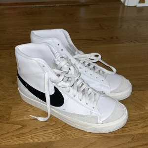 Nike air blazers mid 77 - Storlek 43, köpta för cirka 1000. Säljer för att jag aldrig använder dem längre och vill bli av med dem. Använda 2-3 gånger. Pris kan diskuteras sålänge det är rimligt påtal om att dem är i bra skick