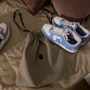 Blå och vita sneakers - Säljer ett par snygga Bape skor som jag säljer pågrund av att dom inte längre är till användning. Dom är i väldigt bra skick 9/10