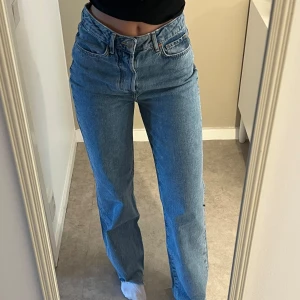 Jeans - Blåa jeans från BikBok i Regular wide som jag klippt av lite på längden. Välanvända men väldigt fint skick, inga defekter syns till. Waist 27 lenght 32💕