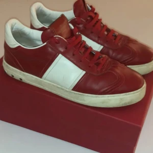 Valentino flycrews - Dessa är i storlek 39 bra skick saknas en nit på vänster sko. Inge mer tänker på andväda😀 skriv privat om ni vill ha fler bilder box och distans ingår 😁