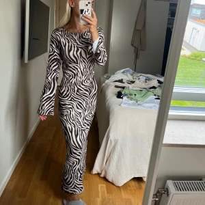Veromoda klänning  - Zebra klänning från veromoda använd en gång 