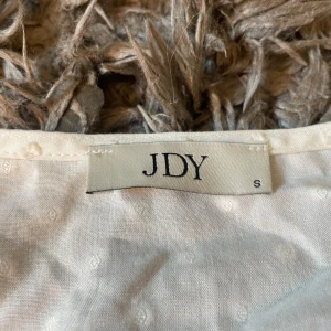 Jdy tröja  - Andvänder inte men super fin, köpte för 300 säljer för 100 så får ni buda 💜