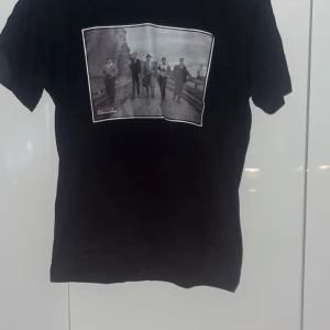 Svart t shirt  - Säljer nu min svarta t shirt från (Celemonace) mycket bra skick och riktigt fin, säljer för den inte passar mig samma men den andra tryck tröjan. Kom privat vid frågor eller annat(: