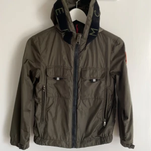 Moncler barnjacka 7-10år - Mycket fin jacka med luva från Moncler. Fint skick. Passar 7 till 10år cirka. 