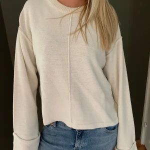 Stickad teöja - Så fin stickad tröja från nakd. Aldrig använd och prislappen kvar! Storlek xxs men jag på bilden brukar ha s (tog endast dessa bilder så fråga ej om fler)