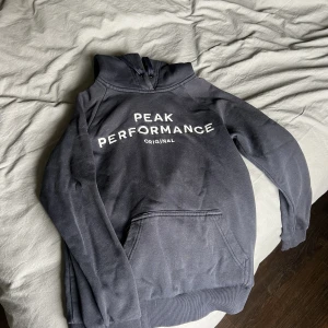 Peak performance hoodie - Säljer marinblå peak performance hoddie i fint skick, storlek xs