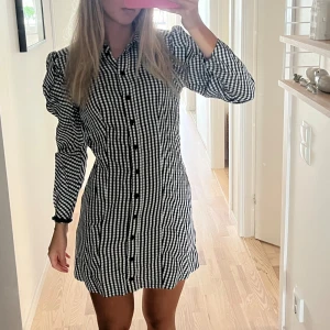 Långärmad klänning - Finaste långärmade klänningen från &other stories. Perfekt till hösten och funkar till både vardag och fest! 💗 Jättefint skick och knappt använd.