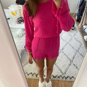 Rosa jumpsuit - Rosa jumpasuit med snörning vid armarna🩷💓💘💘