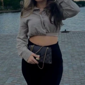 Tröja - Från pull n bear. Den är mer urringad men har lagt ett Clip på den i denna bild. 