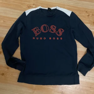 Hugo Boss kofta & tröja  - Två Hugo Boss plagg som använts få antal gånger, tröjan är sällsynt och säljs inte längre. Koftan har storleken S medan tröjan har storlek M. Man kan köpa dom styckvis, bara att skriva och då kan vi diskutera pris. Vid snabb affär kan priset gå ner. 