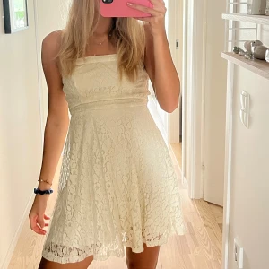 Vit klänning - Jättefin vit klänning. Har själv sytt på två axelband men funkar också att stoppa in de och ha den utan ❤️