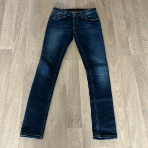 Nudie jeans - Ett par riktigt snygga Nudie jeans i  9,5/10 skick nypris 1600 vårat pris 399 kan gå ner i pris vid snabb köp dom passar dig om du är runt 160
