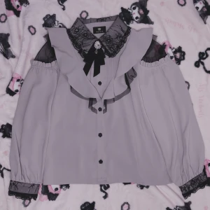 Yua Takahashi Jirai Kei Blus - Blus från det japanska märket Rojita. mycket populär och ikonisk blus för Jirai Kei. Är den nyare versionen av blusen. Liten reparerad reva bak i kragen. Rosa versionen, men mycket kall och drar åt lila nästan