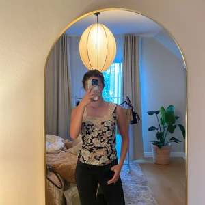 Vacker blommig vintage topp🌸🤎 - Unik vintage topp från Kashin Penns Neck, bra skick, säljs pga den it kom till användning , pris kan diskuteras 🫶