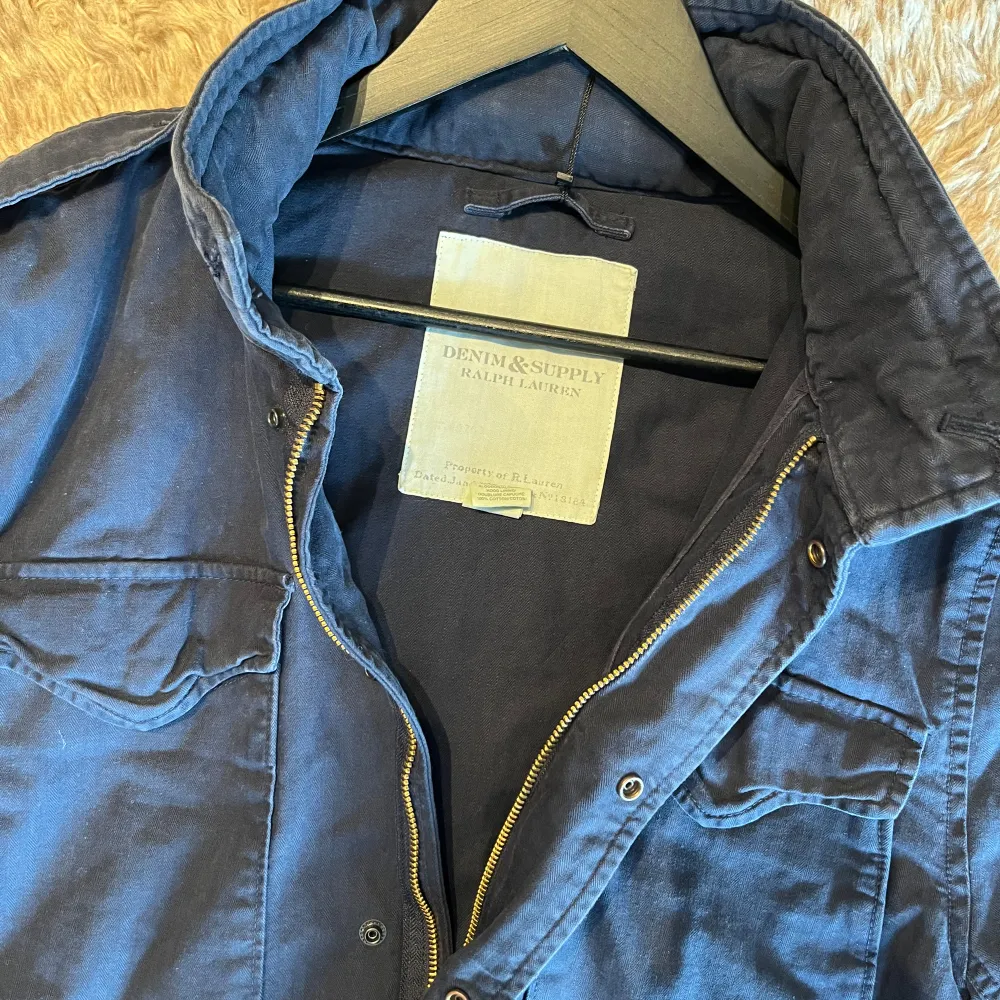 Säljer en snygg blå Field jacket från Ralph Lauren- Denim & Supply. Jackan är perfa för hösten, och den har en normal passform. Sitter som en M/L. Skriv vid frågor!👍.                                 //Hugo. Jackor.