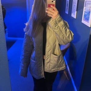 Grön höst jacka😍 - Jättefin höst/vår jacka ifrån zara. Den är använd cirka 2-3 gånger. Säljer den då jag har för många jackor och använder tyvärr inte denna så mycket❤️