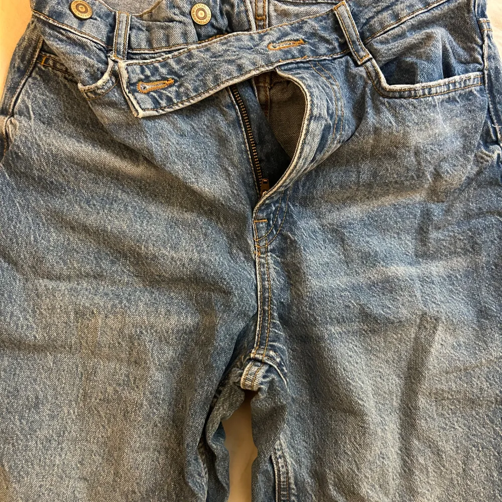 Säljer ett par klassiska blå jeans med en cool, avslappnad stil. De har en rak passform och är tillverkade i slitstarkt denim. Jeansen har är lite söndriga vid fötterna då dom är långa. Jag är 174cm och dom hänger på mina fötter.. Jeans & Byxor.