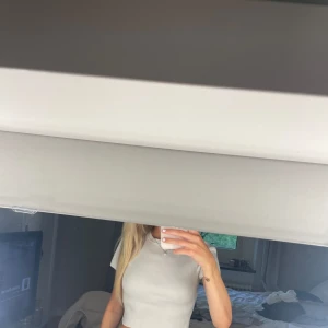 Vit croppad ribbad tshirt - En vit croppad ribbad tshirt i ett litet tjockare material. Har 2 därmed aldrig använd och i nyskick💓