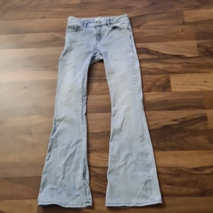 Flared jeans - Stl 170,fint skick använts några gånger.